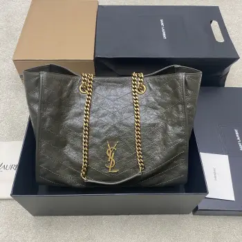 <p>油腊绿皮 金圣罗兰Niki大号购物袋 黑金配色超有质感 油蜡牛皮材质 表面自然褶皱 手感软糯又耐用 金属链条肩带+YSL标志 复古又时髦 轻便容量刚好 通勤出街都OK 内部磁性按扣+拉链口袋 收纳超方便 手拎肩背随心切换 实用又百搭 是Niki系列热门款 </p><p>型号 871151</p><p>尺寸 33x27x14cm</p>