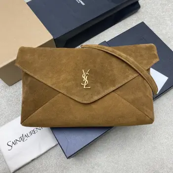 <p>焦糖磨砂 金YSL新款envelope超大号信封包来咯 粒面羊皮 纹理感十足 这款包包非常都市风格 腋下包的背斜方式很时尚 包包空间容量很不错哟 </p><p>型号 841702</p><p>尺寸 35x22x3-4.2cm</p>