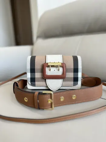 The Buckle 搭扣包 臻选质感皮革与英格兰精纺的House格纹裁片 搭配精湛的手工精制缉明线设计 于意大利高级工坊匠制而成 军装风格的亮泽金属搭扣装饰取材于传统Trench风衣 搭扣包也因此而得名 本款单品为小号款式 适合日常使用 随附两条肩背带 可用作斜背包 肩背包或手拿包 19.5*5*12cm型号460163
