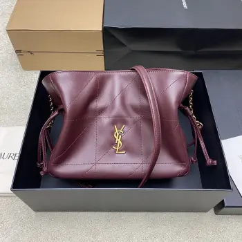<p>枣红羊皮 古金YSL 最新斜跨福袋小号出货了 福袋新尺寸好可爱 一起来种草吧 Jamie 4.3 large po设计师真的太懂消费者需要什么了吧可很多托特包的设计都没法让颜值和实用性两者都兼得 但是 这只tote做到了 它包身轻 小巧可爱容量也是很OK哦 而且还很优雅 是有设计在线 且贵气满满的实用型tote 我觉得比22bag好看耶 这是可以说的吗</p><p>型号 862712</p><p>尺寸 26×18×11cm</p>
