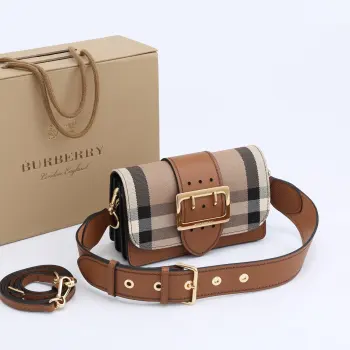  The Buckle 搭扣包  呈现迷你版型设计 臻选金属感皮革与 House 格纹棉质裁片 搭配精湛的手工完成缉明线设计 本款单品为小号款式 可以存放零 卡片 手机和美妆用品 适合日常使用 随附可拆卸式背带 可用作肩背包或手拿包 双肩带 编号 89013.尺寸 19.5-5-12cm 85482