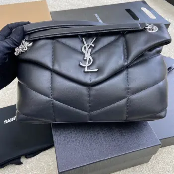 <p>羊皮黑/银    𝑳𝒐𝒖𝒍𝒐𝒖 𝒑𝒖𝒇𝒇𝒆𝒓 中号29CM绗缝小羊皮包 原厂正品皮制作 手感柔软细腻 犹如怀抱云朵 般的感受 经典的Y家logo 链条及扣眼五金均采用巴金哑光银五金 包袋开口处折叠后使用了磁性四合扣封口 密闭性及安全性一流 包内设有一个拉链内袋可放置手机及贵重物品 除此之外无多余内袋设计 使用起来随心所欲 正品皮 正品皮 正品皮 </p><p>尺寸 29x17x11cm </p><p>型号 577476</p>