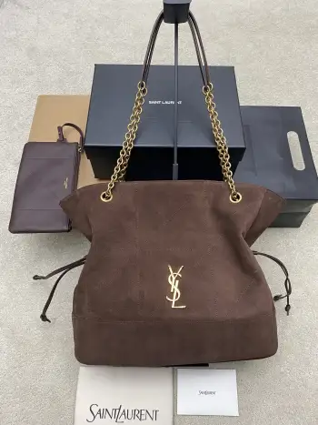 <p>磨砂咖啡 古金全YSL 新款Jamie 4.3 large pochon磨砂皮腋下包 设计师真的太懂消费者需要什么了吧很多托特包的设计都没法让颜值和实用性两者都兼得 但是 这只tote做到了 它包身轻 容量大 而且还很优雅 是有设计在线 且贵气满满的实用型tote 我觉得比22bag好看耶这是可以说的吗还是一只可以让你实现优雅带娃的妈咪包</p><p>型号 809824</p><p>尺寸 35x35×10cm</p>