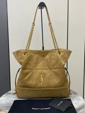 <p>磨砂金叶 古金全YSL 新款Jamie 4.3 large pochon磨砂皮腋下包 设计师真的太懂消费者需要什么了吧很多托特包的设计都没法让颜值和实用性两者都兼得 但是 这只tote做到了 它包身轻 容量大 而且还很优雅 是有设计在线 且贵气满满的实用型tote 我觉得比22bag好看耶这是可以说的吗还是一只可以让你实现优雅带娃的妈咪包</p><p>型号 809824</p><p>尺寸 35x35×10cm</p>