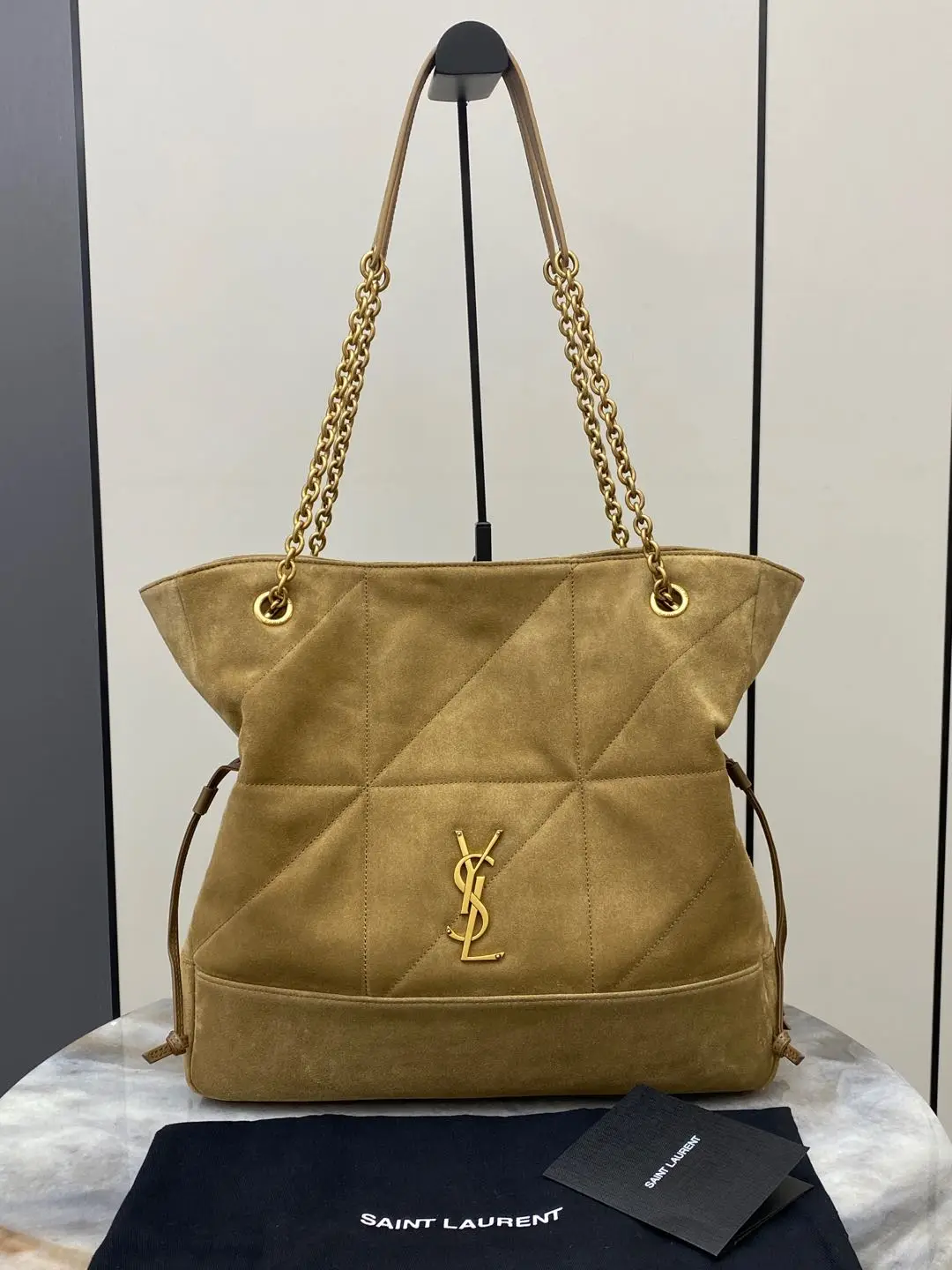 <p>磨砂金叶 古金全YSL 新款Jamie 4.3 large pochon磨砂皮腋下包 设计师真的太懂消费者需要什么了吧很多托特包的设计都没法让颜值和实用性两者都兼得 但是 这只tote做到了 它包身轻 容量大 而且还很优雅 是有设计在线 且贵气满满的实用型tote 我觉得比22bag好看耶这是可以说的吗还是一只可以让你实现优雅带娃的妈咪包</p><p>型号 809824</p><p>尺寸 35x35×10cm</p>