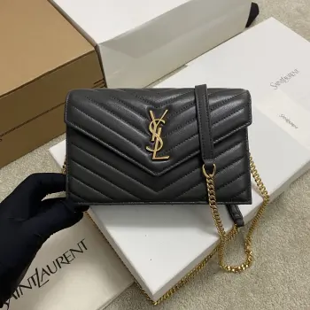 <p>灰羊皮/金新色woc小号信封包原厂皮版本说到信封包 Y家的这一只一定必须要拥有名字 整包采用原厂羊皮制作 版型立体 手感舒适 可拆卸的肩带设计丰富了包包的多用性 肩带拆掉可直接当手包 晚宴包使用 内置多个卡位 实用到爆炸 平时出门带上手机和卡片 一可以带你轻松走遍天下  </p><p>型号 393953</p><p>尺寸 19x11.5x4cm</p>