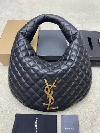 <p>黑羊皮 金新款ICARE baby纳帕羊皮手袋 备受瞩目的可颂形状包包闪亮登场 标志性的金属logo点缀其中 完美结合复古与现代感 堪称本季最令人期待的It Bag之一 无论是日常出街还是夜晚派对 这款包都能轻松驾驭 </p><p>型号 858160</p><p>尺寸 47x35x15cm</p>