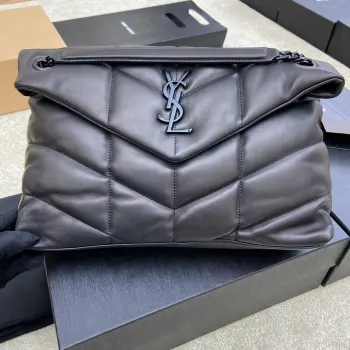 <p>克羊皮/枪𝑳𝑶𝑼𝑳𝑶𝑼 𝑷𝑼𝑭𝑭𝑬𝑹 大号绗缝小羊皮包 原厂正品皮制作 手感柔软细腻 犹如怀抱云朵 般的感受经典的Y家logo 链条及扣眼五金均采用巴金哑光银五金 包袋开口处折叠后使用了磁性四合扣封口 密闭性及安全性一流</p><p>型号 577475 原厂皮 </p><p>尺寸 35x23x13.5cm </p>