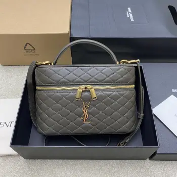 <p>橄榄绿羊皮/金原厂皮 精品专供</p><p> 最新爆款巨无霸化妆包 羊皮质感的大gaby 也是ROSE同款 空间大 手提单肩斜挎背皆可 盒子款百搭时髦.环绕式拉链手拿包 饰以𝙇𝙀 𝘾𝘼𝙎𝙎𝘼𝙉𝘿𝙍𝙀和菱形绗缝包缝 羊皮内衬 古铜色配件拉链开合一个卡片槽位 此款多功能单品配有皮革顶部提手和可调节可拆卸肩带 可肩背或斜挎</p><p>型号 851572</p><p>尺寸 22.5x15x8cm</p>