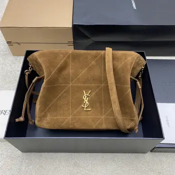 <p>棕磨砂 古金YSL 最新斜跨福袋小号出货了 福袋新尺寸好可爱 一起来种草吧 Jamie 4.3 large po设计师真的太懂消费者需要什么了吧可很多托特包的设计都没法让颜值和实用性两者都兼得 但是 这只tote做到了 它包身轻 小巧可爱容量也是很OK哦 而且还很优雅 是有设计在线 且贵气满满的实用型tote 我觉得比22bag好看耶 这是可以说的吗</p><p>型号 862712</p><p>尺寸 26×18×11cm</p>