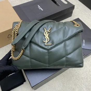 <p>羊皮深绿/金    𝑳𝒐𝒖𝒍𝒐𝒖 𝒑𝒖𝒇𝒇𝒆𝒓 中号29CM绗缝小羊皮包 原厂正品皮制作 手感柔软细腻 犹如怀抱云朵 般的感受 经典的Y家logo 链条及扣眼五金均采用巴金哑光银五金 包袋开口处折叠后使用了磁性四合扣封口 密闭性及安全性一流 包内设有一个拉链内袋可放置手机及贵重物品 除此之外无多余内袋设计 使用起来随心所欲 正品皮 正品皮 正品皮 </p><p>尺寸 29x17x11cm </p><p>型号 577476</p>