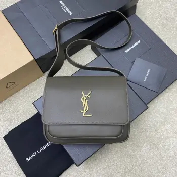 <p>麝香绿平纹/金原厂皮版本 精品专供</p><p>新款Saint Laurent 经典Niki 手袋推出全新独特Besace 马鞍包型 采用焦糖棕色植鞣牛皮打造包身 饰以柔软心翻盖开合 烘托 YSL 金色徽标包扣 包包配置2个隔层空间和一条可调节肩带 适合搭配波西米亚风格装束 或是契合秋冬的美拉德风穿搭 流露出复古又时髦的气质</p><p>型号 718556 原厂皮 </p><p>尺寸 22x16x8cm</p>