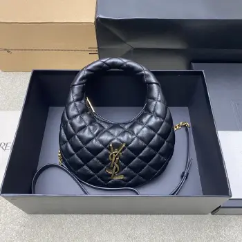 <p>黑羊皮 金YSL ICARI NO迷你羊皮手袋 选用优质羊皮 菱格纹+金属Logo 法式优雅满分 迷你Hobo包型 手提or斜挎都OK 日常出街 约会都能轻松驾驭 黑金配色超百搭 内部空间虽小但能装下日常小物 实用又时髦 ICARINO系列是YSL近年热门 明星博主都在背 时尚感爆棚 </p><p>型号 871329</p><p>尺寸 19x12x5cm</p>