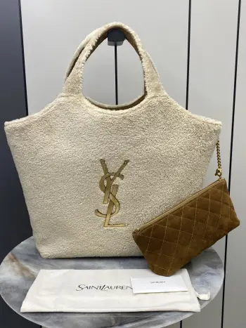 <p>奶白羊羔毛/金YSL ICARE毛绒托特包 柔软羊羔毛材质 内里全是反绒磨砂皮 手感超温暖 秋冬必备 正面大YSL金属Logo超有辨识度朴 尺寸约43x 36cm 容量大 通勤or短途出行都很OK 包内有可拆卸小手拿包 收纳方便又有层次感 毛绒设计百搭 休闲或温暖穿搭都能轻松驾驭 法式浪漫氛围感拉满 </p><p>编码 698651</p><p>尺寸 38x(58)x43x8cm</p>