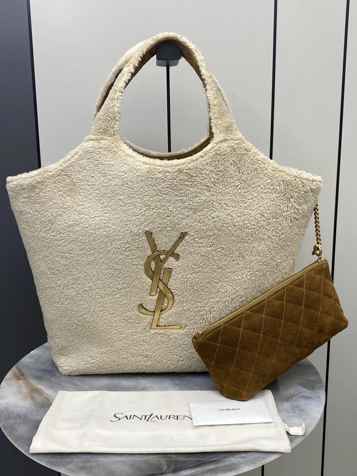 <p>奶白羊羔毛/金YSL ICARE毛绒托特包 柔软羊羔毛材质 内里全是反绒磨砂皮 手感超温暖 秋冬必备 正面大YSL金属Logo超有辨识度朴 尺寸约43x 36cm 容量大 通勤or短途出行都很OK 包内有可拆卸小手拿包 收纳方便又有层次感 毛绒设计百搭 休闲或温暖穿搭都能轻松驾驭 法式浪漫氛围感拉满 </p><p>编码 698651</p><p>尺寸 38x(58)x43x8cm</p>
