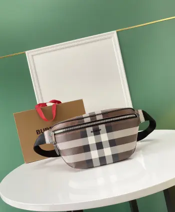 bur最新桦木棕格纹腰包 呈现标志性格纹设计 装饰皮革边饰及品牌徽标 可用背带斜挎或系于腰部 尺寸:37.5 x 8 x17型号5591