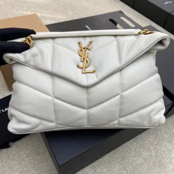 <p>白羊皮/金𝑳𝑶𝑼𝑳𝑶𝑼 𝑷𝑼𝑭𝑭𝑬𝑹 大号绗缝小羊皮包 原厂正品皮制作 手感柔软细腻 犹如怀抱云朵 般的感受经典的Y家logo 链条及扣眼五金均采用巴金哑光银五金 包袋开口处折叠后使用了磁性四合扣封口 密闭性及安全性一流</p><p>型号 577475 原厂皮 </p><p>尺寸 35x23x13.5cm </p>
