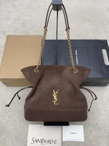 <p> 小号 咖啡磨砂 古金YSL 新款小号Jamie 4.3 large pochon羊皮腋下包 设计师真的太懂消费者需要什么了吧可很多托特包的设计都没法让颜值和实用性两者都兼得 但是 这只tote做到了 它包身轻 容量大 而且还很优雅 是有设计在线 且贵气满满的实用型tote 我觉得比22bag好看耶 这是可以说的吗还是一只可以让你实现优雅带娃的妈咪包</p><p>型号 833948</p><p>尺寸 27×29×11cm</p>
