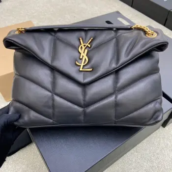 <p>克羊皮/金𝑳𝑶𝑼𝑳𝑶𝑼 𝑷𝑼𝑭𝑭𝑬𝑹 大号绗缝小羊皮包 原厂正品皮制作 手感柔软细腻 犹如怀抱云朵 般的感受经典的Y家logo 链条及扣眼五金均采用巴金哑光银五金 包袋开口处折叠后使用了磁性四合扣封口 密闭性及安全性一流</p><p>型号 577475 原厂皮 </p><p>尺寸 35x23x13.5cm </p>