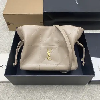 <p>杏羊皮 古金YSL 最新斜跨福袋小号出货了 福袋新尺寸好可爱 一起来种草吧 Jamie 4.3 large po设计师真的太懂消费者需要什么了吧可很多托特包的设计都没法让颜值和实用性两者都兼得 但是 这只tote做到了 它包身轻 小巧可爱容量也是很OK哦 而且还很优雅 是有设计在线 且贵气满满的实用型tote 我觉得比22bag好看耶 这是可以说的吗</p><p>型号 862712</p><p>尺寸 26×18×11cm</p>
