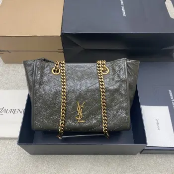 <p>油腊绿皮 金圣罗兰Niki小号购物袋 黑金配色超有质感 油蜡牛皮材质 表面自然褶皱 手感软糯又耐用 金属链条肩带+YSL标志 复古又时髦 轻便容量刚好 通勤出街都OK 内部磁性按扣+拉链口袋 收纳超方便 手拎肩背随心切换 实用又百搭 是Niki系列热门款 </p><p>型号 872680</p><p>尺寸 25x22X10cm</p>