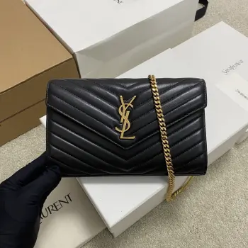 <p>黑羊皮/金MONOGRAM羊皮链条斜跨包超级实用的一款小包 最经典的款式100%原厂羊皮配上精细手工制作 定制金属Y家logo彰显个性 翻盖设计确保使用的安全性 小包包大容量 包内设有20个卡片槽 两个纸币隔层 两个中央隔层 一个拉链内袋 装尽所有  </p><p>型号 377828</p><p>尺寸 22.5x14x4cm</p>