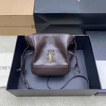 <p>咖啡羊皮 古金YSL 最新斜跨福袋迷你号出货了 福袋新尺寸好可爱 一起来种草吧 Jamie 4.3 large po设计师真的太懂消费者需要什么了吧可很多托特包的设计都没法让颜值和实用性两者都兼得 但是 这只tote做到了 它包身轻 小巧可爱容量也是很OK哦 而且还很优雅 是有设计在线 且贵气满满的实用型tote 这是可以说的吗</p><p>型号 859174</p><p>尺寸 14.5×15.5×8cm</p>