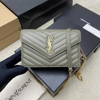 <p>苔藓绿羊皮/金新色woc小号信封包原厂皮版本说到信封包 Y家的这一只一定必须要拥有名字 整包采用原厂羊皮制作 版型立体 手感舒适 可拆卸的肩带设计丰富了包包的多用性 肩带拆掉可直接当手包 晚宴包使用 内置多个卡位 实用到爆炸 平时出门带上手机和卡片 一可以带你轻松走遍天下  </p><p>型号 393953</p><p>尺寸 19x11.5x4cm</p>
