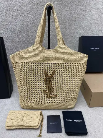 <p>编织拉菲草杏/金  原厂皮版本 精品专供  </p><p>ICARE_编织购物袋 满满的艺术息 拉菲草编织非常扎实 法式慵懒风 造型感流畅 配上简单的大logo 高端大气 而且非常上镜 容量大 轻便巨能装是出街最爱的包包没错了 搭配起来可清新 可休闲 度假也是拎了就能走</p><p>款号 772191 / 698651 编织拉菲草 </p><p>尺寸 37-55x43×5cm 此款没配包装 </p><p>小包尺寸 21.7x16.9x2cm</p>