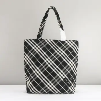 宽敞托特包 装饰精纺 Burberry 格纹 搭配同种面料内衬 质地轻盈 搭配马术骑士徽标 EKD 贴花 设有 B 字型拉链头 便于开合 来自 Burberry 经典之作系列 以鲜明品牌风格诠释衣橱必备款式  81977161  33 x 12.5 x 65cm. 提柄垂直佩戴长度 25cm
