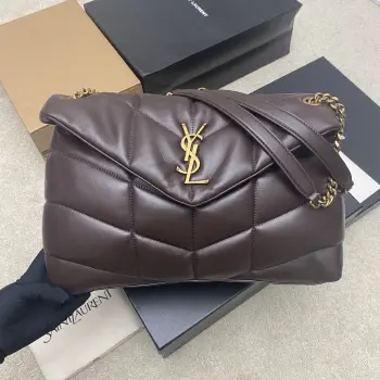 <p>咖啡羊皮/金𝑳𝑶𝑼𝑳𝑶𝑼 𝑷𝑼𝑭𝑭𝑬𝑹 大号绗缝小羊皮包 原厂正品皮制作 手感柔软细腻 犹如怀抱云朵 般的感受经典的Y家logo 链条及扣眼五金均采用巴金哑光银五金 包袋开口处折叠后使用了磁性四合扣封口 密闭性及安全性一流</p><p>型号 577475 原厂皮 </p><p>尺寸 35x23x13.5cm </p>
