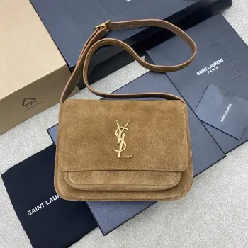 <p>磨砂棕/金原厂皮版本 精品专供</p><p>新款Saint Laurent 经典Niki 手袋推出全新独特Besace 马鞍包型 采用焦糖棕色植鞣牛皮打造包身 饰以柔软心翻盖开合 烘托 YSL 金色徽标包扣 包包配置2个隔层空间和一条可调节肩带 适合搭配波西米亚风格装束 或是契合秋冬的美拉德风穿搭 流露出复古又时髦的气质</p><p>型号 718556 原厂皮 </p><p>尺寸 22x16x8cm</p>