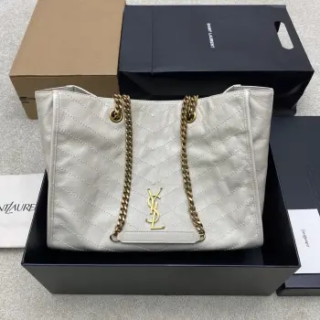 <p>油腊奶白 金圣罗兰Niki大号购物袋 黑金配色超有质感 油蜡牛皮材质 表面自然褶皱 手感软糯又耐用 金属链条肩带+YSL标志 复古又时髦 轻便容量刚好 通勤出街都OK 内部磁性按扣+拉链口袋 收纳超方便 手拎肩背随心切换 实用又百搭 是Niki系列热门款 </p><p>型号 871151</p><p>尺寸 33x27x14cm</p>
