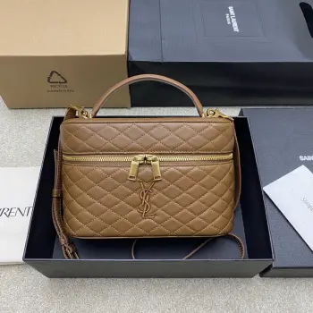 <p>棕羊皮/金原厂皮 精品专供</p><p> 最新爆款巨无霸化妆包 羊皮质感的大gaby 也是ROSE同款 空间大 手提单肩斜挎背皆可 盒子款百搭时髦.环绕式拉链手拿包 饰以𝙇𝙀 𝘾𝘼𝙎𝙎𝘼𝙉𝘿𝙍𝙀和菱形绗缝包缝 羊皮内衬 古铜色配件拉链开合一个卡片槽位 此款多功能单品配有皮革顶部提手和可调节可拆卸肩带 可肩背或斜挎</p><p>型号 851572</p><p>尺寸 22.5x15x8cm</p>