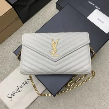 <p>白羊皮/金MONOGRAM羊皮链条斜跨包超级实用的一款小包 最经典的款式100%原厂羊皮配上精细手工制作 定制金属Y家logo彰显个性 翻盖设计确保使用的安全性 小包包大容量 包内设有20个卡片槽 两个纸币隔层 两个中央隔层 一个拉链内袋 装尽所有  </p><p>型号 377828</p><p>尺寸 22.5x14x4cm</p>