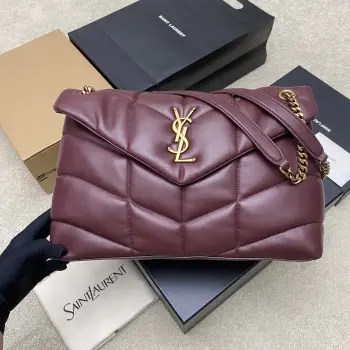 <p>枣红羊皮/金𝑳𝑶𝑼𝑳𝑶𝑼 𝑷𝑼𝑭𝑭𝑬𝑹 大号绗缝小羊皮包 原厂正品皮制作 手感柔软细腻 犹如怀抱云朵 般的感受经典的Y家logo 链条及扣眼五金均采用巴金哑光银五金 包袋开口处折叠后使用了磁性四合扣封口 密闭性及安全性一流</p><p>型号 577475 原厂皮 </p><p>尺寸 35x23x13.5cm </p>