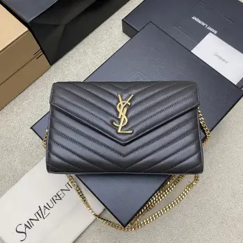 <p>灰羊皮/金MONOGRAM羊皮链条斜跨包超级实用的一款小包 最经典的款式100%原厂羊皮配上精细手工制作 定制金属Y家logo彰显个性 翻盖设计确保使用的安全性 小包包大容量 包内设有20个卡片槽 两个纸币隔层 两个中央隔层 一个拉链内袋 装尽所有  </p><p>型号 377828</p><p>尺寸 22.5x14x4cm</p>