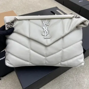 <p>白羊皮/银𝑳𝑶𝑼𝑳𝑶𝑼 𝑷𝑼𝑭𝑭𝑬𝑹 大号绗缝小羊皮包 原厂正品皮制作 手感柔软细腻 犹如怀抱云朵 般的感受经典的Y家logo 链条及扣眼五金均采用巴金哑光银五金 包袋开口处折叠后使用了磁性四合扣封口 密闭性及安全性一流</p><p>型号 577475 原厂皮 </p><p>尺寸 35x23x13.5cm </p>