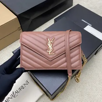 <p>冰梅粉羊皮/金新色woc小号信封包原厂皮版本说到信封包 Y家的这一只一定必须要拥有名字 整包采用原厂羊皮制作 版型立体 手感舒适 可拆卸的肩带设计丰富了包包的多用性 肩带拆掉可直接当手包 晚宴包使用 内置多个卡位 实用到爆炸 平时出门带上手机和卡片 一可以带你轻松走遍天下  </p><p>型号 393953</p><p>尺寸 19x11.5x4cm</p>