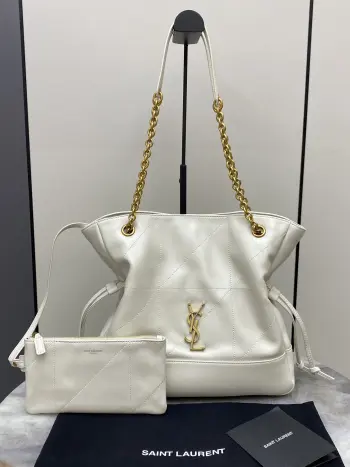 <p> 小号 白羊皮 古金YSL 新款小号Jamie 4.3 large pochon羊皮腋下包 设计师真的太懂消费者需要什么了吧可很多托特包的设计都没法让颜值和实用性两者都兼得 但是 这只tote做到了 它包身轻 容量大 而且还很优雅 是有设计在线 且贵气满满的实用型tote 我觉得比22bag好看耶 这是可以说的吗还是一只可以让你实现优雅带娃的妈咪包</p><p>型号 833948</p><p>尺寸 27×29×11cm</p>