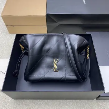 <p>黑羊皮 古金YSL 最新斜跨福袋小号出货了 福袋新尺寸好可爱 一起来种草吧 Jamie 4.3 large po设计师真的太懂消费者需要什么了吧可很多托特包的设计都没法让颜值和实用性两者都兼得 但是 这只tote做到了 它包身轻 小巧可爱容量也是很OK哦 而且还很优雅 是有设计在线 且贵气满满的实用型tote 我觉得比22bag好看耶 这是可以说的吗</p><p>型号 862712</p><p>尺寸 26×18×11cm</p>