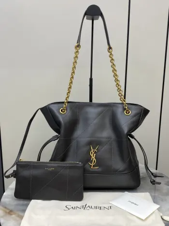 <p> 小号 都市灰羊皮 古金YSL 新款小号Jamie 4.3 large pochon羊皮腋下包 设计师真的太懂消费者需要什么了吧可很多托特包的设计都没法让颜值和实用性两者都兼得 但是 这只tote做到了 它包身轻 容量大 而且还很优雅 是有设计在线 且贵气满满的实用型tote 我觉得比22bag好看耶 这是可以说的吗还是一只可以让你实现优雅带娃的妈咪包</p><p>型号 833948</p><p>尺寸 27×29×11cm</p>