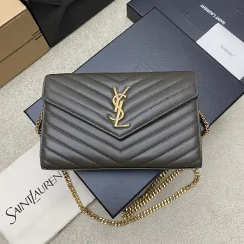 <p>绿羊皮/金MONOGRAM羊皮链条斜跨包超级实用的一款小包 最经典的款式100%原厂羊皮配上精细手工制作 定制金属Y家logo彰显个性 翻盖设计确保使用的安全性 小包包大容量 包内设有20个卡片槽 两个纸币隔层 两个中央隔层 一个拉链内袋 装尽所有  </p><p>型号 377828</p><p>尺寸 22.5x14x4cm</p>