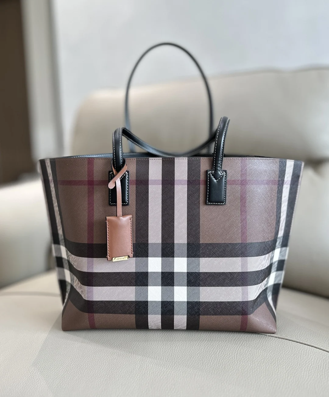原单巴宝莉女包|高仿巴宝莉女包|精仿巴宝莉女包|一比一巴宝莉女包特级 BUR主推桦木棕格纹托特包 装饰标志性格纹图案 搭配缉明线皮革边饰与皮革包覆的镜子吊饰 材是环保的防水防污帆布 上身轻便 容量大 超百搭 网红主推款 今年必入款  尺寸:34 x 14 x 28cm型号5031 