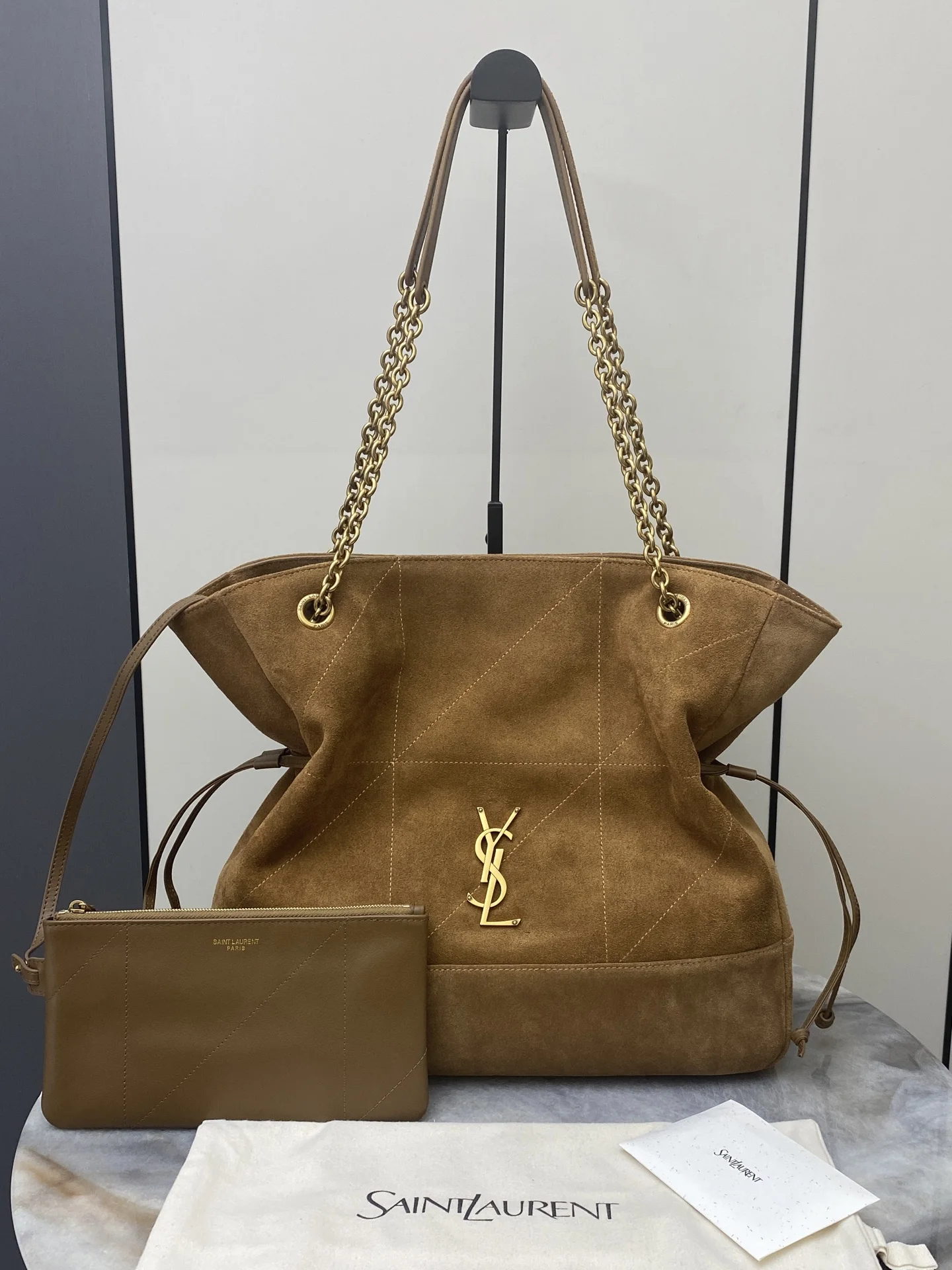 <p>磨砂焦糖 古金全YSL 新款Jamie 4.3 large pochon磨砂皮腋下包 设计师真的太懂消费者需要什么了吧很多托特包的设计都没法让颜值和实用性两者都兼得 但是 这只tote做到了 它包身轻 容量大 而且还很优雅 是有设计在线 且贵气满满的实用型tote 我觉得比22bag好看耶这是可以说的吗还是一只可以让你实现优雅带娃的妈咪包</p><p>型号 809824</p><p>尺寸 35x35×10cm</p>