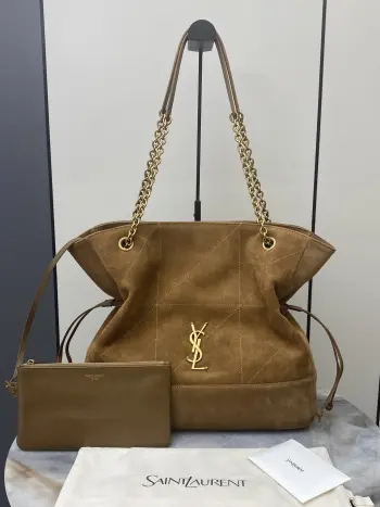 <p>磨砂焦糖 古金全YSL 新款Jamie 4.3 large pochon磨砂皮腋下包 设计师真的太懂消费者需要什么了吧很多托特包的设计都没法让颜值和实用性两者都兼得 但是 这只tote做到了 它包身轻 容量大 而且还很优雅 是有设计在线 且贵气满满的实用型tote 我觉得比22bag好看耶这是可以说的吗还是一只可以让你实现优雅带娃的妈咪包</p><p>型号 809824</p><p>尺寸 35x35×10cm</p>