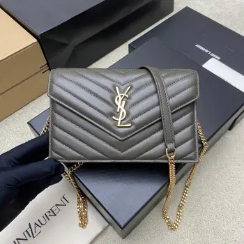 <p>绿羊皮/金新色woc小号信封包原厂皮版本说到信封包 Y家的这一只一定必须要拥有名字 整包采用原厂羊皮制作 版型立体 手感舒适 可拆卸的肩带设计丰富了包包的多用性 肩带拆掉可直接当手包 晚宴包使用 内置多个卡位 实用到爆炸 平时出门带上手机和卡片 一可以带你轻松走遍天下  </p><p>型号 393953</p><p>尺寸 19x11.5x4cm</p>