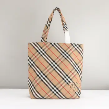 宽敞托特包 装饰精纺 Burberry 格纹 搭配同种面料内衬 质地轻盈 搭配马术骑士徽标 EKD 贴花 设有 B 字型拉链头 便于开合 来自 Burberry 经典之作系列 以鲜明品牌风格诠释衣橱必备款式  81977161  33 x 12.5 x 65cm. 提柄垂直佩戴长度 25cm