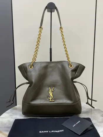 <p> 小号 绿羊皮 古金YSL 新款小号Jamie 4.3 large pochon羊皮腋下包 设计师真的太懂消费者需要什么了吧可很多托特包的设计都没法让颜值和实用性两者都兼得 但是 这只tote做到了 它包身轻 容量大 而且还很优雅 是有设计在线 且贵气满满的实用型tote 我觉得比22bag好看耶 这是可以说的吗还是一只可以让你实现优雅带娃的妈咪包</p><p>型号 833948</p><p>尺寸 27×29×11cm</p>
