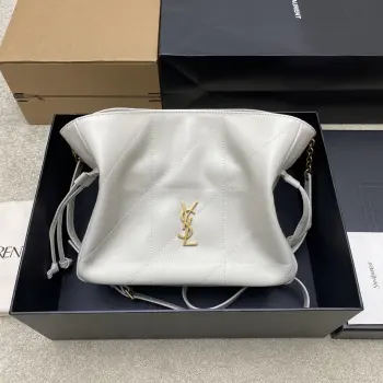 <p>奶白羊皮 古金YSL 最新斜跨福袋小号出货了 福袋新尺寸好可爱 一起来种草吧 Jamie 4.3 large po设计师真的太懂消费者需要什么了吧可很多托特包的设计都没法让颜值和实用性两者都兼得 但是 这只tote做到了 它包身轻 小巧可爱容量也是很OK哦 而且还很优雅 是有设计在线 且贵气满满的实用型tote 我觉得比22bag好看耶 这是可以说的吗</p><p>型号 862712</p><p>尺寸 26×18×11cm</p>